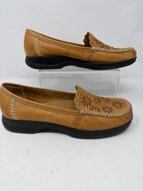 Thom McAn Tan Leather Slip-On Loafers with Floral Cutouts Size 8.5-9